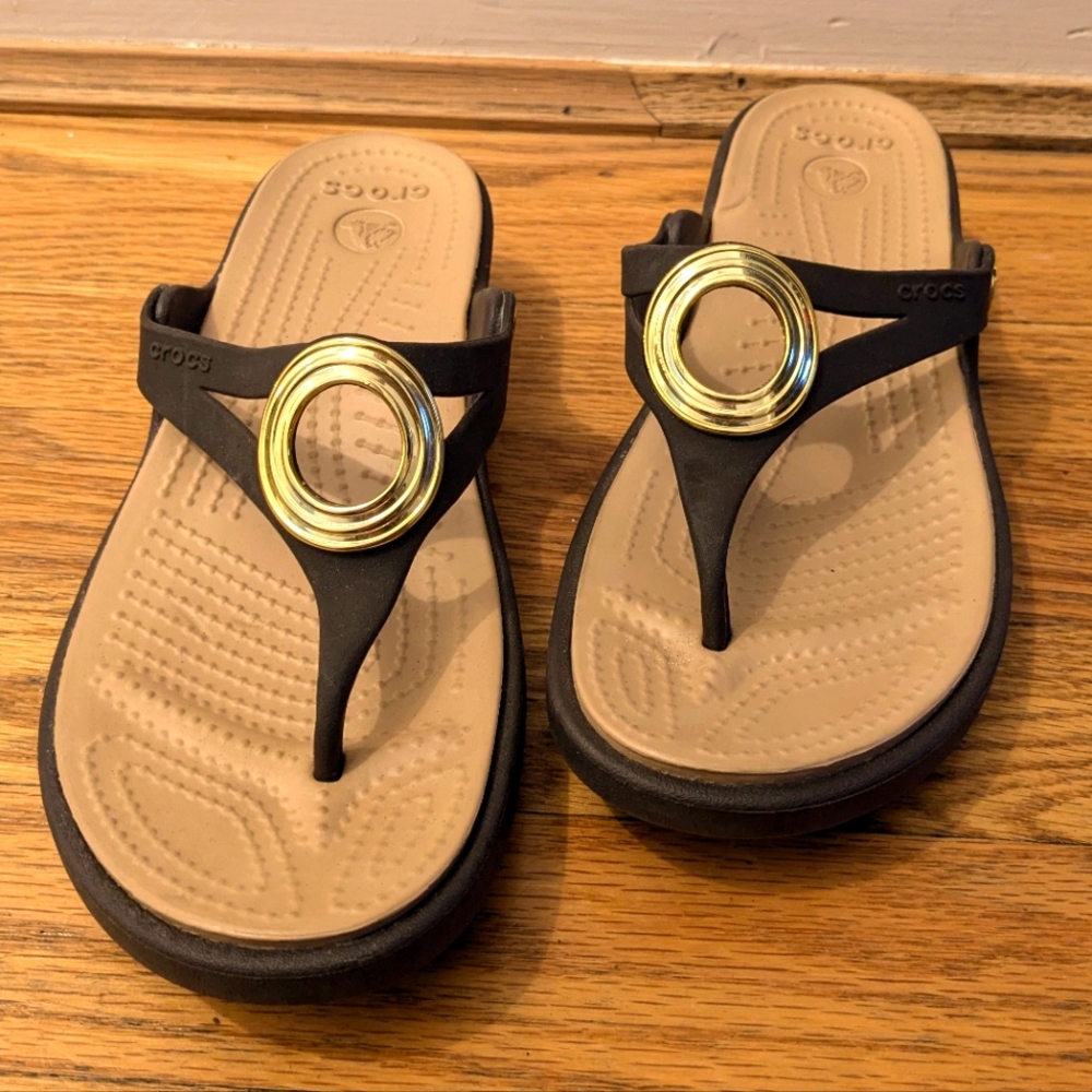 CROCS Women's Size 6 Brown Sanrah Gold Beveled Circle Wedge Waterproof Sandal